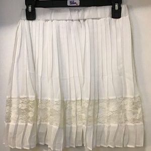 White mini skirt with lace design